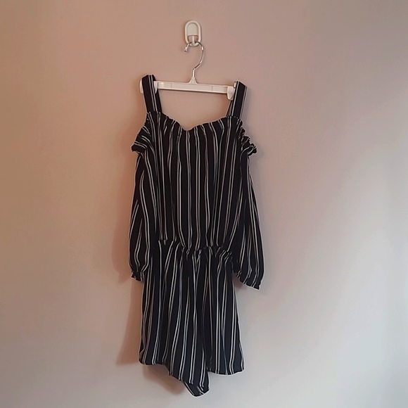 Subdued Vertical Stripe Off The Shoulder Romper Size M - Picture 3 of 3